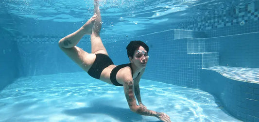 Înotul în timpul menstruației? Da! O soluția pentru a Te Bucura de Vară la Maxim