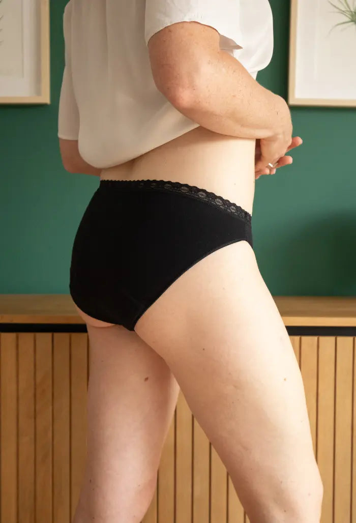 Set 100% feminin | 3 chiloți + 1 gentuță impermeabilă Libréa