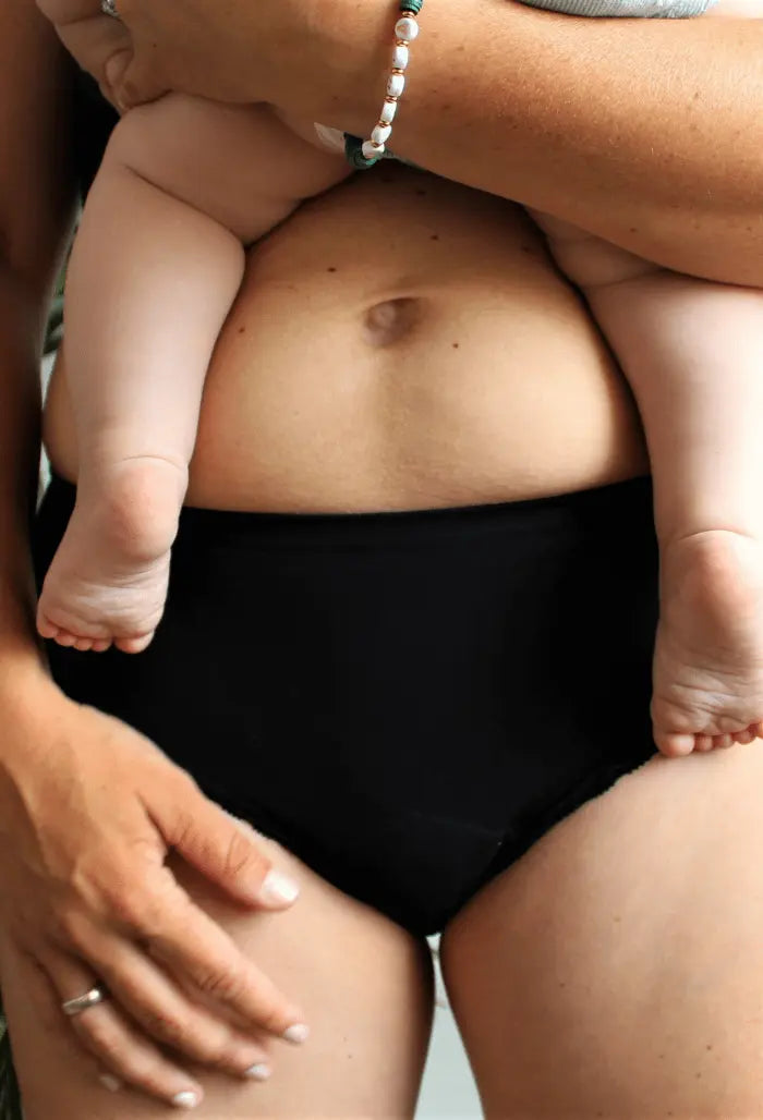 Set 100% feminin | 3 chiloți + 1 gentuță impermeabilă Libréa