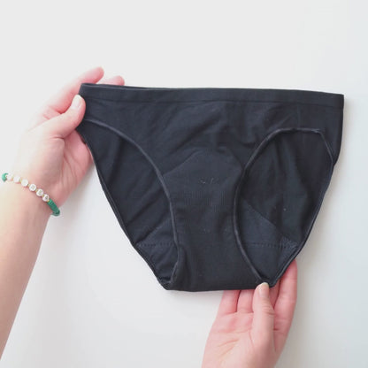 Set of a pair of lace menstrual panties + a reusable absorbent pad
